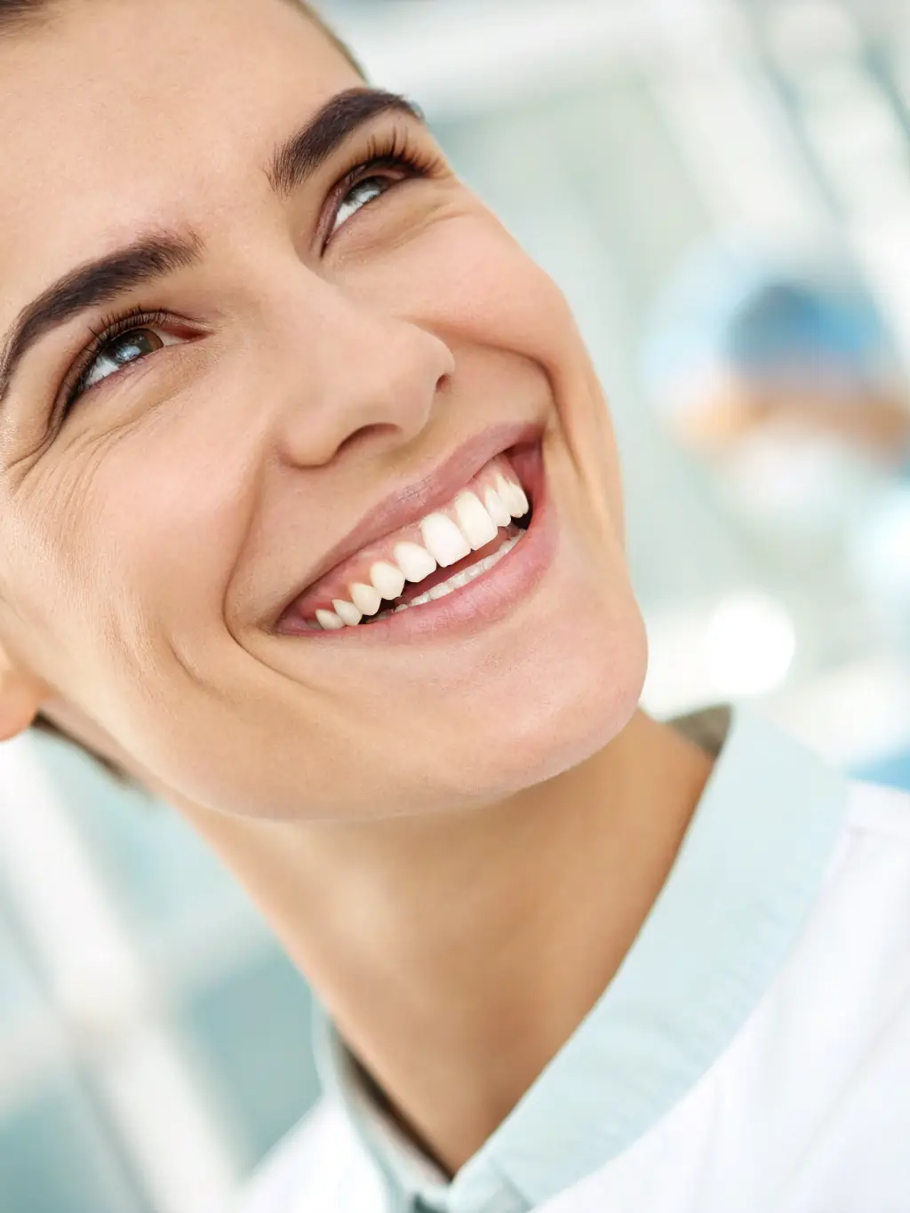 Imagen de un paciente sonriendo radiantemente después de un tratamiento de blanqueamiento dental profesional en Dentissimi, con dientes visiblemente más blancos y brillantes.